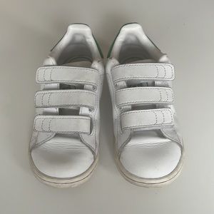 Boys Adidas Stan Smith size 10 Velcro runners.